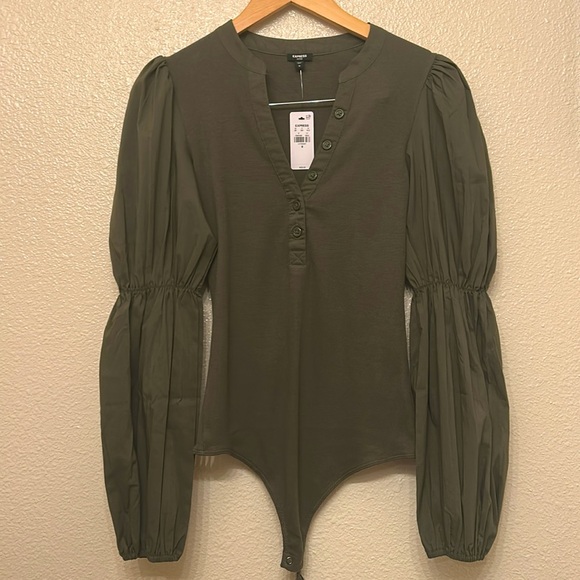 NWT Express V-Neck Long Puff Sleeve Henley Bodysuit Size Medium - Picture 6 of 9